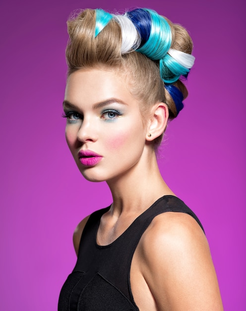 Photo gratuite beauté mannequin fille aux cheveux teints colorés. fille avec maquillage et coiffure bleus. maquillage bleu. studio.