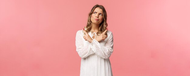 Beauté mode et femme concept fille ayant des problèmes avec la cueillette rendant une décision sérieuse attrayante