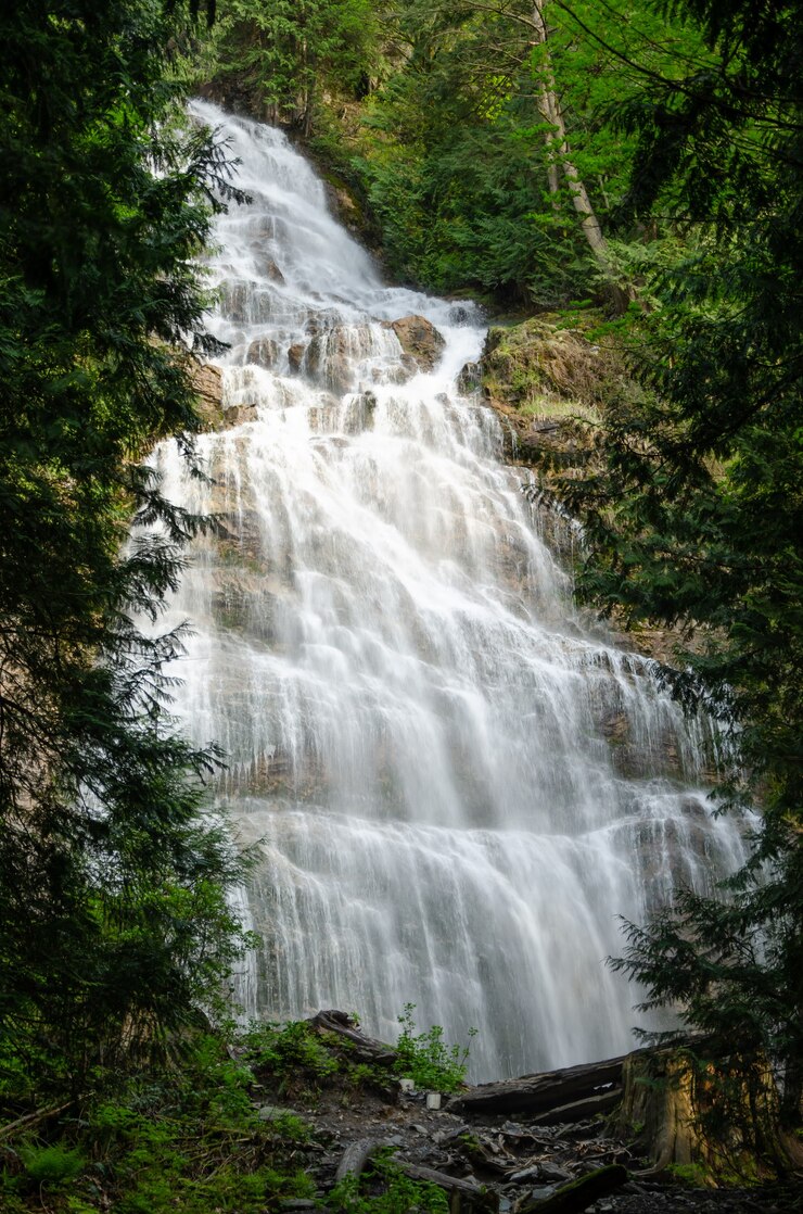 Photo gratuit beautiful bridal veil falls dans le parc provincial, canada