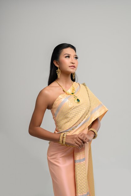 Beautyful Thai femme vêtue d'une robe thaïlandaise