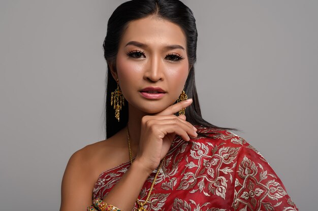 Beautyful Thai femme vêtue d'une robe thaïlandaise