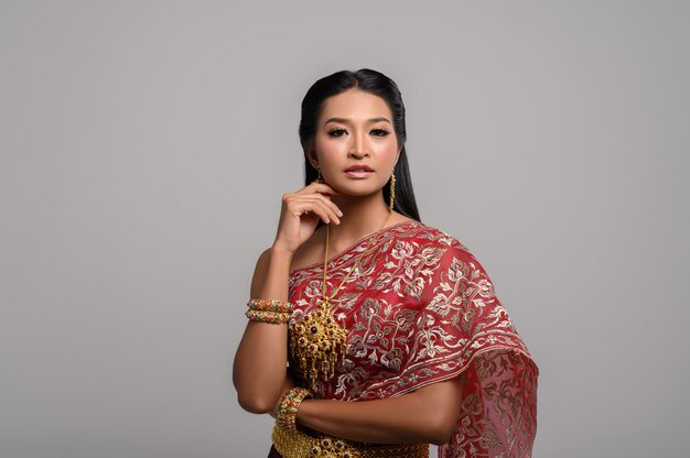 Beautyful Thai femme vêtue d'une robe thaïlandaise