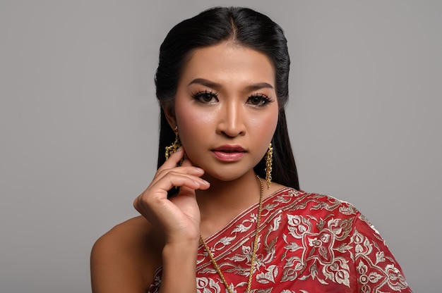 Photo gratuite beautyful thai femme vêtue d'une robe thaïlandaise