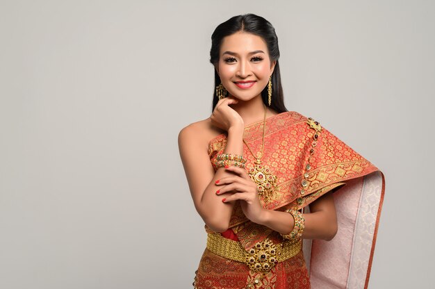 Beautyful Thai femme vêtue d'une robe thaïlandaise