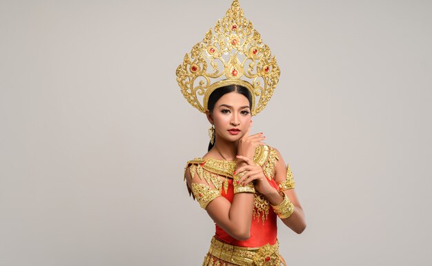 Beautyful Thai femme vêtue d'une robe thaïlandaise