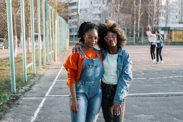 Beaux adolescents posant à l'extérieur