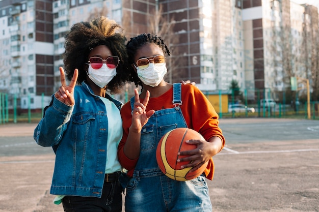 Photo gratuite beaux adolescents posant avec des masques médicaux