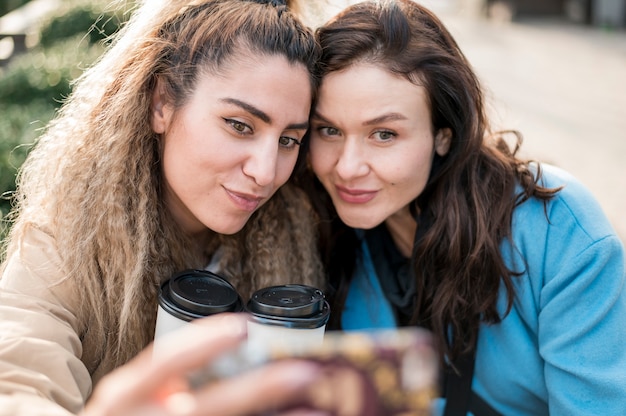 Beaux adolescents prenant un selfie ensemble