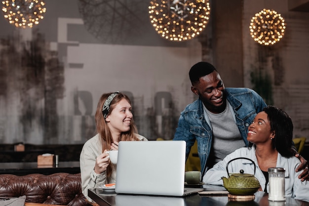 Photo gratuite beaux amis multiculturels au café