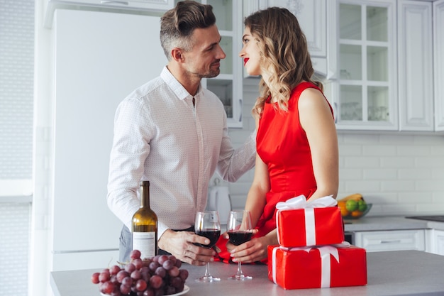 Beaux amoureux célébrant la Saint-Valentin et buvant du vin