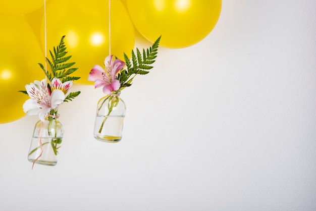 Beaux ballons métalliques avec des fleurs