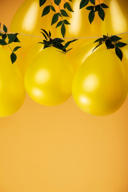 De beaux ballons métalliques avec des fleurs