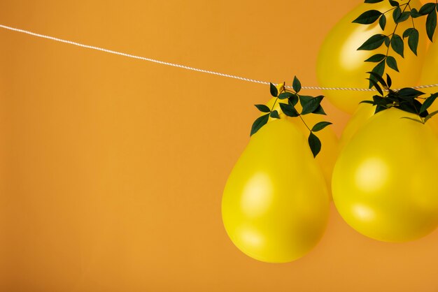 Beaux ballons métalliques avec des fleurs