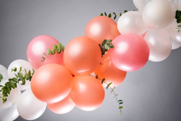 Photo gratuite beaux ballons métalliques avec des fleurs