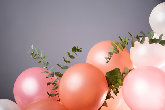 Beaux ballons métalliques avec des fleurs