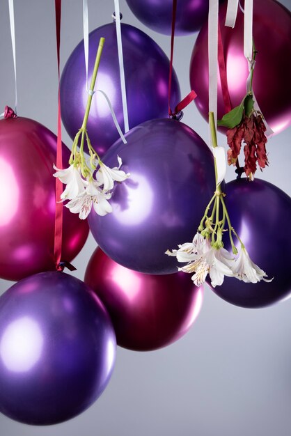 Beaux ballons métalliques avec des fleurs