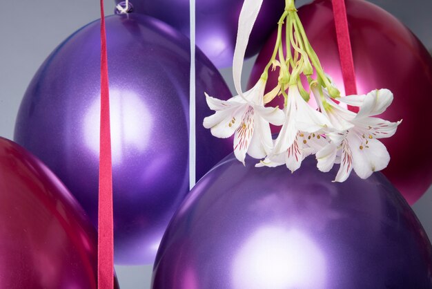 De beaux ballons métalliques avec des fleurs