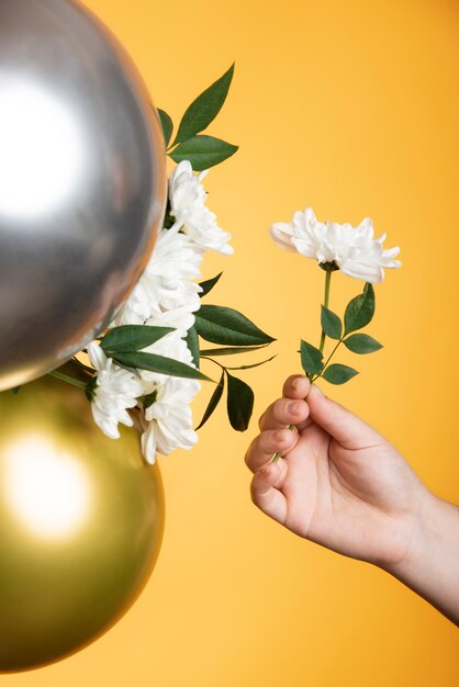 Beaux ballons métalliques avec des fleurs