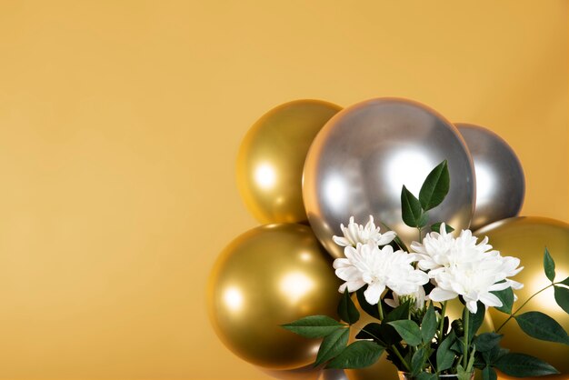 De beaux ballons métalliques avec des fleurs