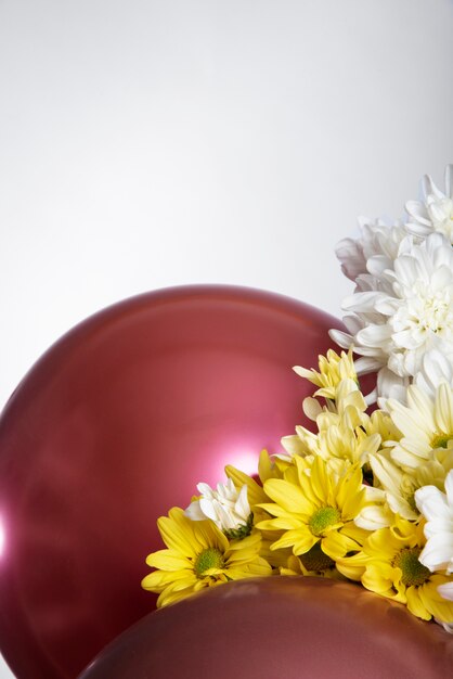 Beaux ballons métalliques avec des fleurs