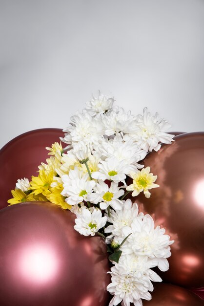 Beaux ballons métalliques avec des fleurs