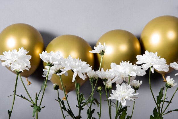 Beaux ballons métalliques avec des fleurs