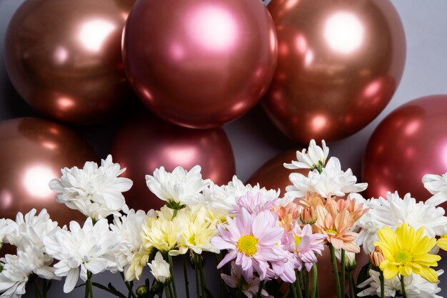 De beaux ballons métalliques avec des fleurs