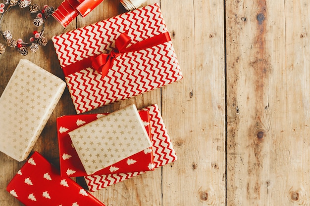 Beaux cadeaux de Noël sur une table en bois