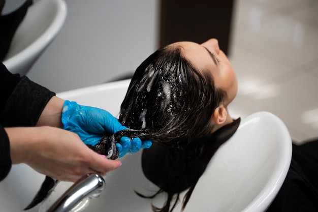 De beaux cheveux en cours de traitement à la kératine