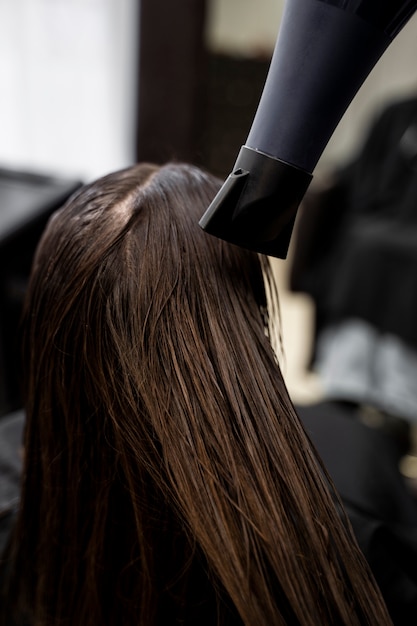 De beaux cheveux en cours de traitement à la kératine