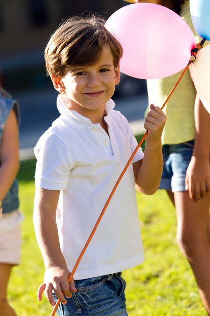 De beaux enfants s&#39;amuser dans le parc.