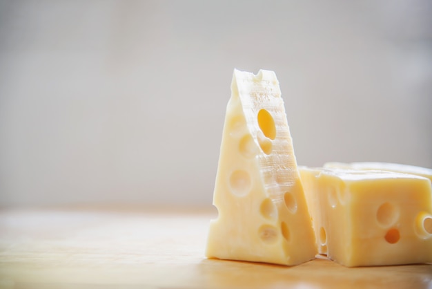 Beaux fromages dans la cuisine - concept de préparation de nourriture de fromage