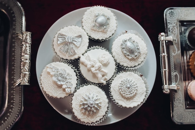 Photo gratuite de beaux gâteaux délicieux de couleur blanche bonbons sucrés brillants