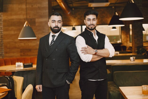 Beaux hommes dans un restaurant