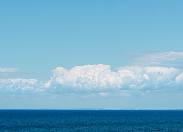 Beaux nuages sur la mer Noire