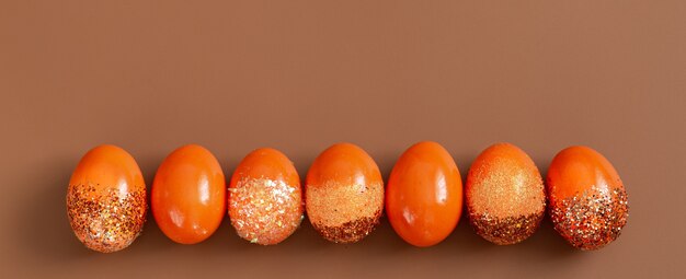 Beaux oeufs décoratifs orange de Pâques.