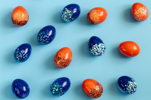 Beaux oeufs décoratifs de Pâques bleu et orange.