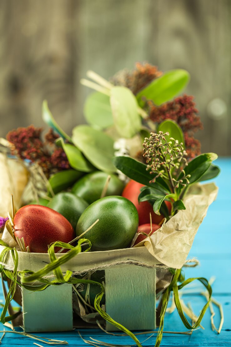 Photo gratuit beaux oeufs de pâques sur un bois bleu, concept de pâques