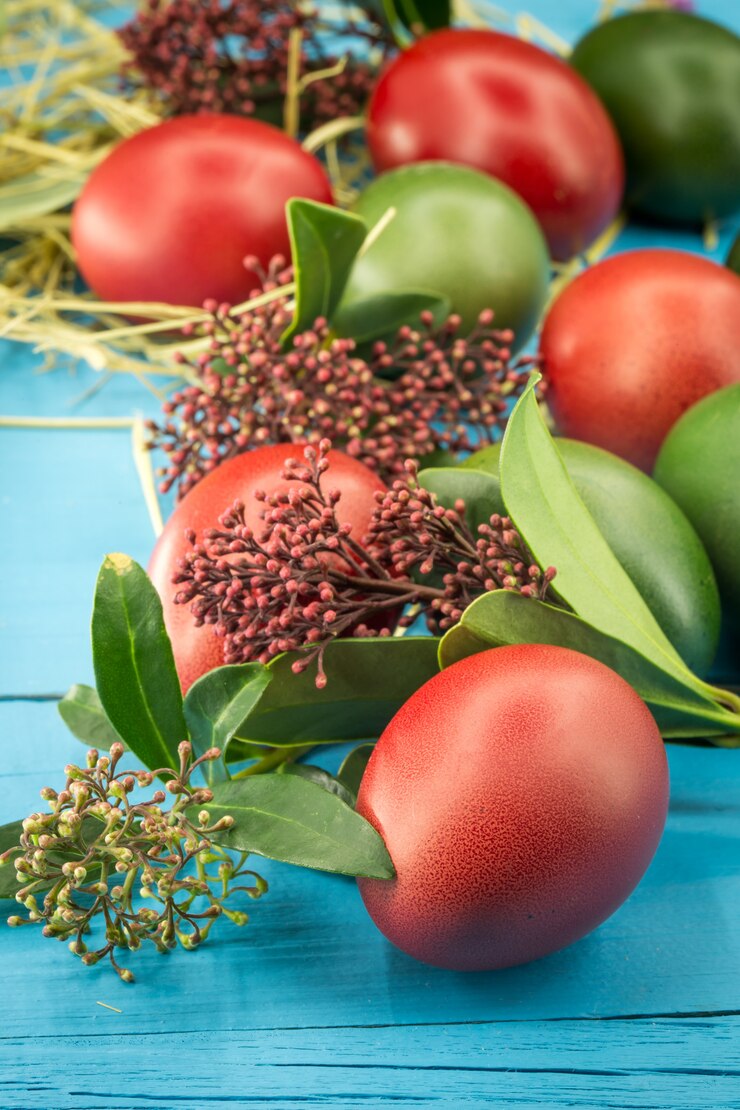 Photo gratuit beaux oeufs de pâques sur un bois bleu, concept de pâques