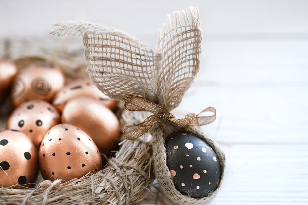 Beaux oeufs de Pâques décorés de couleur dorée avec des points noirs et un oeuf noir avec des points dorés