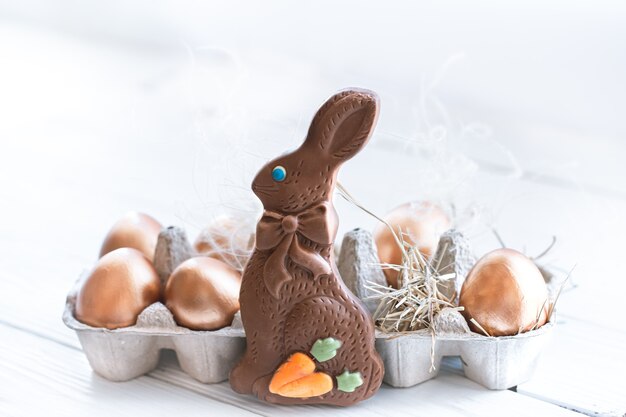 Beaux oeufs de Pâques décorés avec lapin en chocolat.