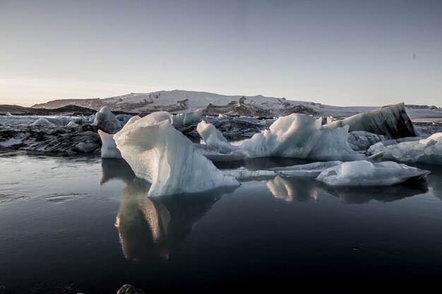 Beaux paysages de la lagune glaciaire de Jokulsarlon reflétée dans la mer en Islande