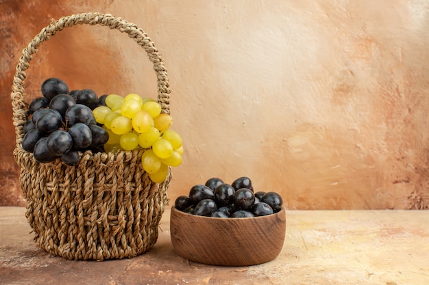 Beaux raisins blancs et noirs mûrs