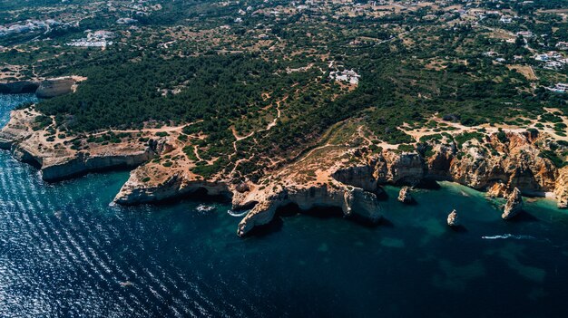 Beaux rochers et plages de falaises de l'Algarve
