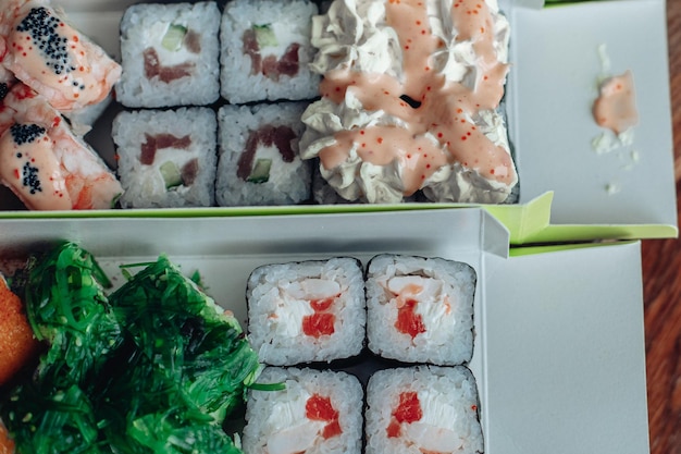 Photo gratuite beaux sushis délicieux livraison de sushi rouleaux de sushi publicitaires à base de poisson et de fromage