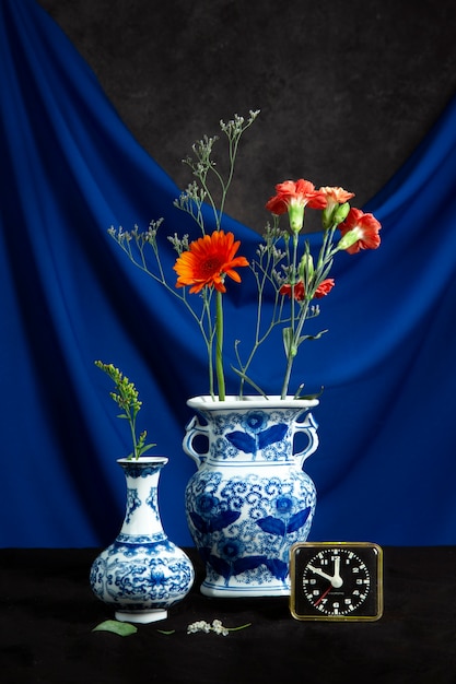 Photo gratuite beaux vases baroques avec des fleurs