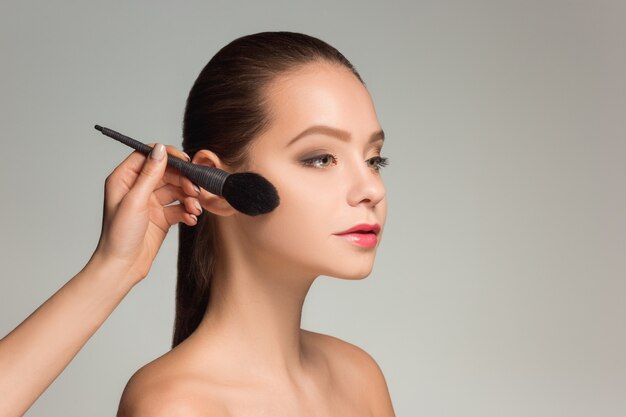 Beaux yeux féminins avec maquillage et pinceau