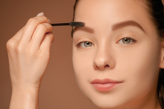 Beaux yeux féminins avec maquillage et pinceau