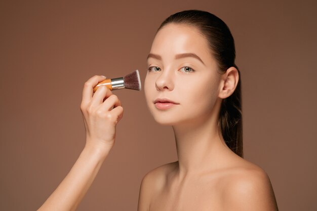 Beaux yeux féminins avec maquillage et pinceau