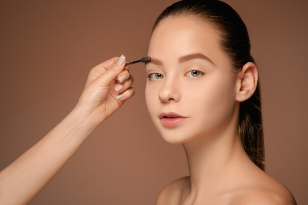 Beaux yeux féminins avec maquillage et pinceau